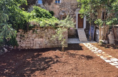 Istra , Poreč okolica 8km renovirana kamena kuća sa dvorištem