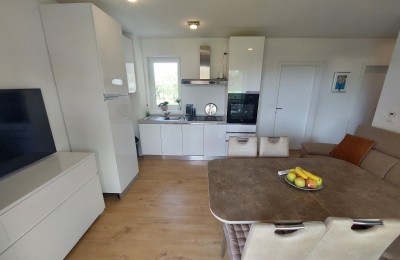 OPPORTUNITÀ! Appartamento al piano terra con cortile, 2 camere vista mare