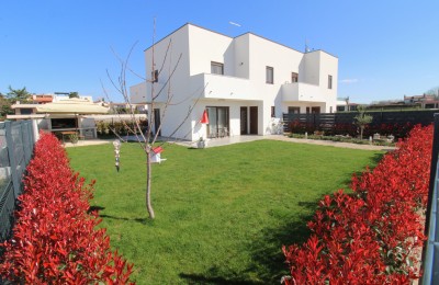 Ekskluziva agencije!!! Prekrasna obiteljska kuća, zadnja u nizu sa prostranim dvorištem