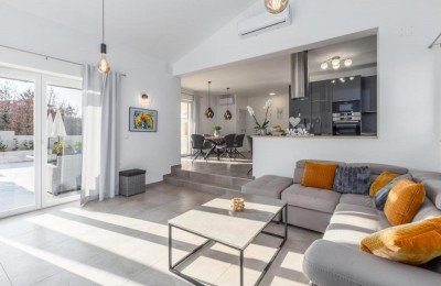 ISTRA, okolica Poreča - vila sa bazenom na rubu naselja!