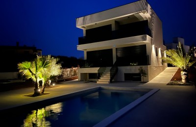 Nova luksuzna villa u mirnom naselju 2km od Poreča i mora