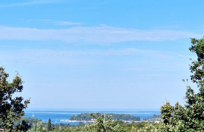 A house with three apartments and an open sea view, 2 km from the sea!