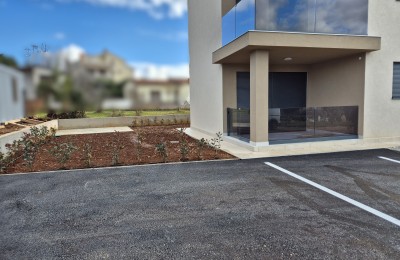 Istra, Poreč okolica 1500m od mora - Stan u novogradnji sa liftom- prizemlje sa dvorištem