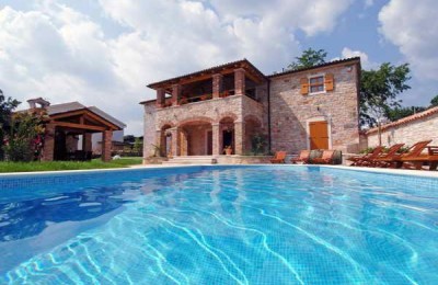 PREDIVNA KAMENA VILA SA BAZENOM I LJETNOM KUHINJOM