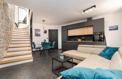 Kamena kuća sa 3 stana – u centru mjesta,  idealna investicija!