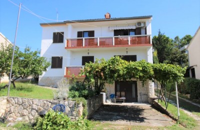 Kuća u Poreču sa 3 stana i lijepim zemljištem