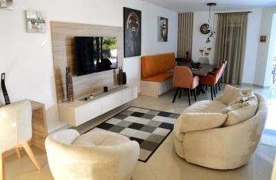 Poreč- stan u prizemlju sa vlastitim bazenom