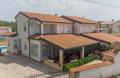 House with swimming pool near Poreč