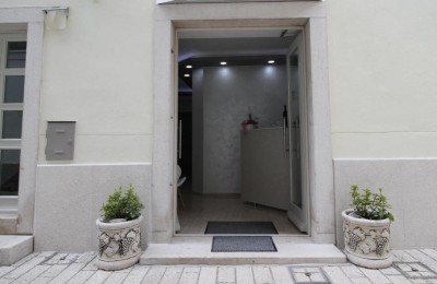 Poreč centar , kuća sa 3 etažirana stana i poslovnim prostorom   ( u naravi 7 soba sa kupaonom )