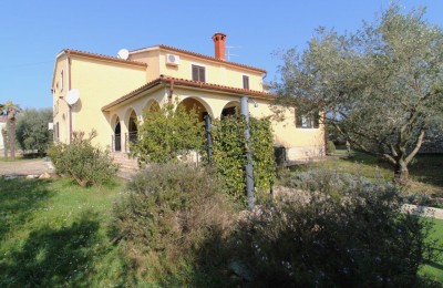 Esclusiva dell'agenzia! Istria, Parenzo - Casa indipendente con due appartamenti + monolocale e ampio giardino - 1500 m dal mare!