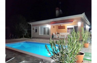 Kuća prizemnica sa uređenim dvorištem i bazenom ! 4 km do mora