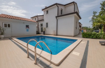 House with swimming pool near Poreč