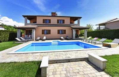 Istra,Poreč -Samostojeća kuća sa četiri stambene jedinice , okućnica sa bazenom