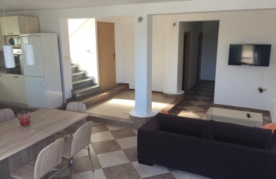 Stan prizemlje sa dvije spavaće sobe  800 m od mora