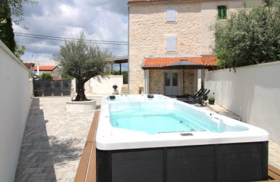 Prekrasna kamena kuća sa dvorištem u okolici Poreča