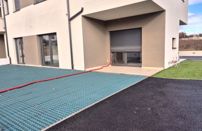 Stan u prizemlju sa dvorištem , novogradnja 2 km od mora !!