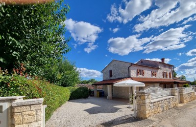 Kamena kuća sa dvije zasebne stambene cjeline  2 km od mora