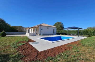 Istrien, Poreč Umgebung – Einfamilienhaus mit Pool in ruhiger Lage