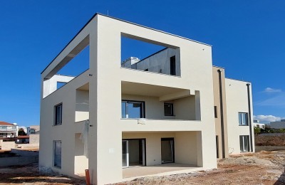 Istra, Poreč, novi stan od 95 m2 s vrtom površine 115 m2, cca 800 m od mora (zračne linije)