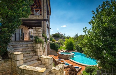 Unikatna kamena vila sa pogledom na more