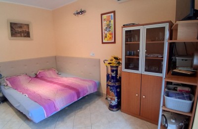 Červar -Porat   , garsonjera na 1.katu  250m od mora