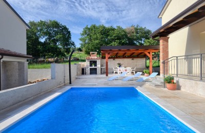 Lepo urejena vila z bazenom 7 km od morja