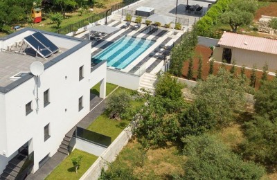 Exclusive, luxury villa with tennis court and sea view!