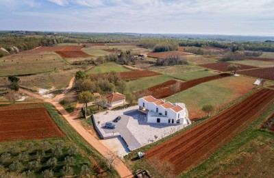 Luksuzna villa smještena na velikom zemljištu okružena prirodom!!
