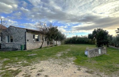 Istrien, Region Poreč - eingeschossiges Haus und Nebengebäude auf einem wunderschönen Grundstück!!