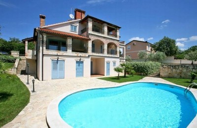 Beautiful apartment on the ground floor, building with swimming pool 4 km from the sea!