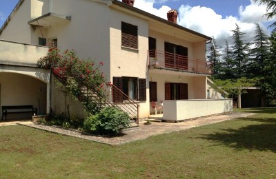 PRILIKA ZA INVESTICIJU!! Istra,Poreč -Kuća 2 velika stana +GRAĐEVINSKO ZEMLJIŠTE ukupno 2636m2!! !!!