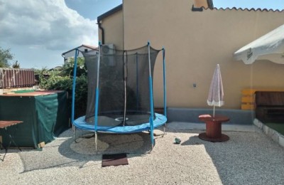 Poreč okolica u mjestu 2000m od mora Obiteljska kamena kuća sa 2 stana