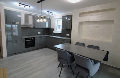 Luksuzan stan sa sa prostranom terasom jacuzzijem i saunom