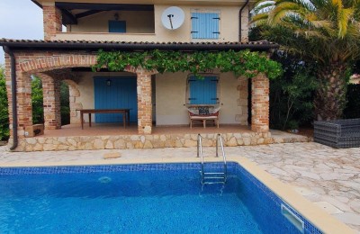 Čudovita kamnita hiša z bazenom 1 km od morja!