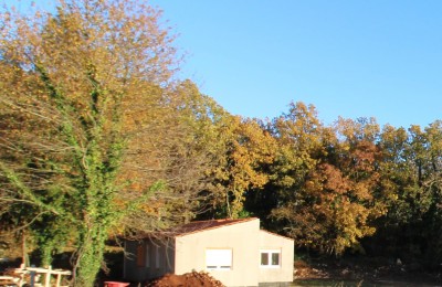Casa prefabbricata con piscina in una posizione tranquilla - intorno a Tinjan