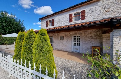 Kamena kuća sa dvije zasebne stambene cjeline  2 km od mora