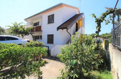 Kuća u Poreču sa 3 stana i lijepim zemljištem