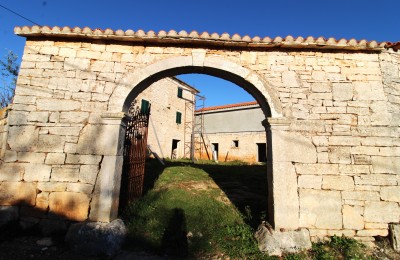 Proprietà con 3 case da adattare - intorno a Parenzo