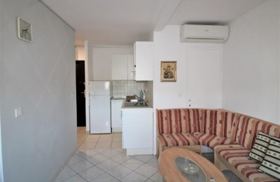 Appartamento su due piani suddiviso in 2 appartamenti, a 300 m dal mare