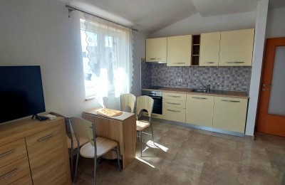 PRILIKA!! Veliki stan od 104,86m2 - podijeljen na 2 manja stana i dvorište  !! 2 km od mora