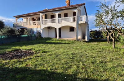 Istra,Poreč 5 km - Dvojna kuća,odlična lokacija, sa 3 etažirana stana i lijepo dvorište