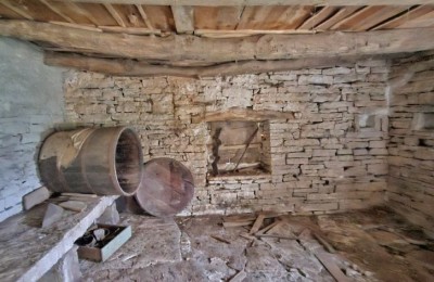 Istra, Oprtalj! Prekrasna kamena starina  u dobrom stanju mirna pozija bez prometa i buke!!