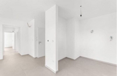 Stan u novogradnji, 1. kat sa krovnom terasom 1 km do mora