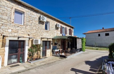 Obiteljska kuća sa dva odvojena stana u okolici Poreča