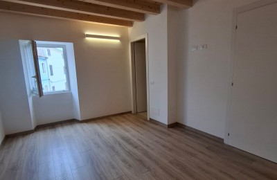 Appartamento ristrutturato al 2° piano nel centro di Orsera - 500 metri dal mare