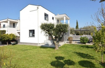 Istra, Poreč okolica - Moderna obiteljska kuća sa lijepim dvorištem  , pogled na more