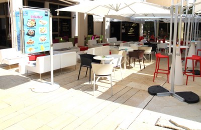 Kafić - Slastičarna- koktel bar u centru mjesta 100 m od mora !!