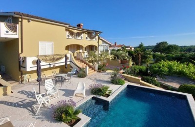 Poreč - okolica, kuća s 2 stana, bazenom i pogledom na more