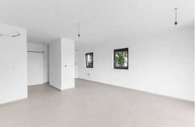 Stan u novogradnji, prizemlje sa dvorištem , 1 km od mora