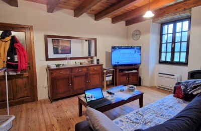 Autentična kamena kuća , djelomično renovirana sa puno potencijala